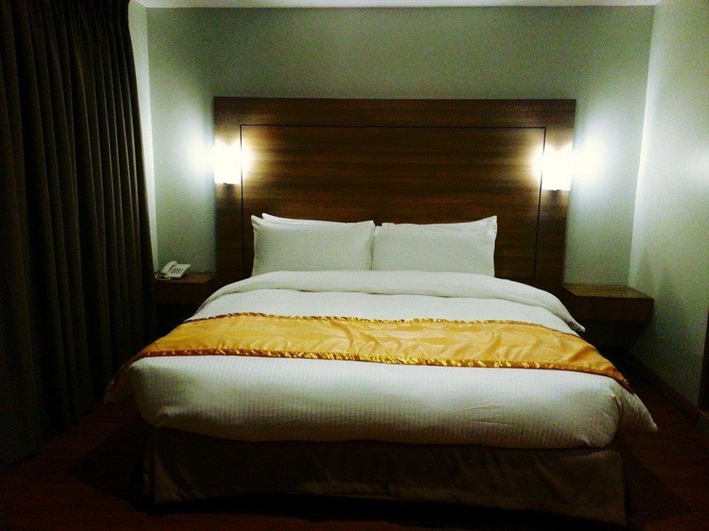 Vista Real Hotel Tagaytay City Екстер'єр фото