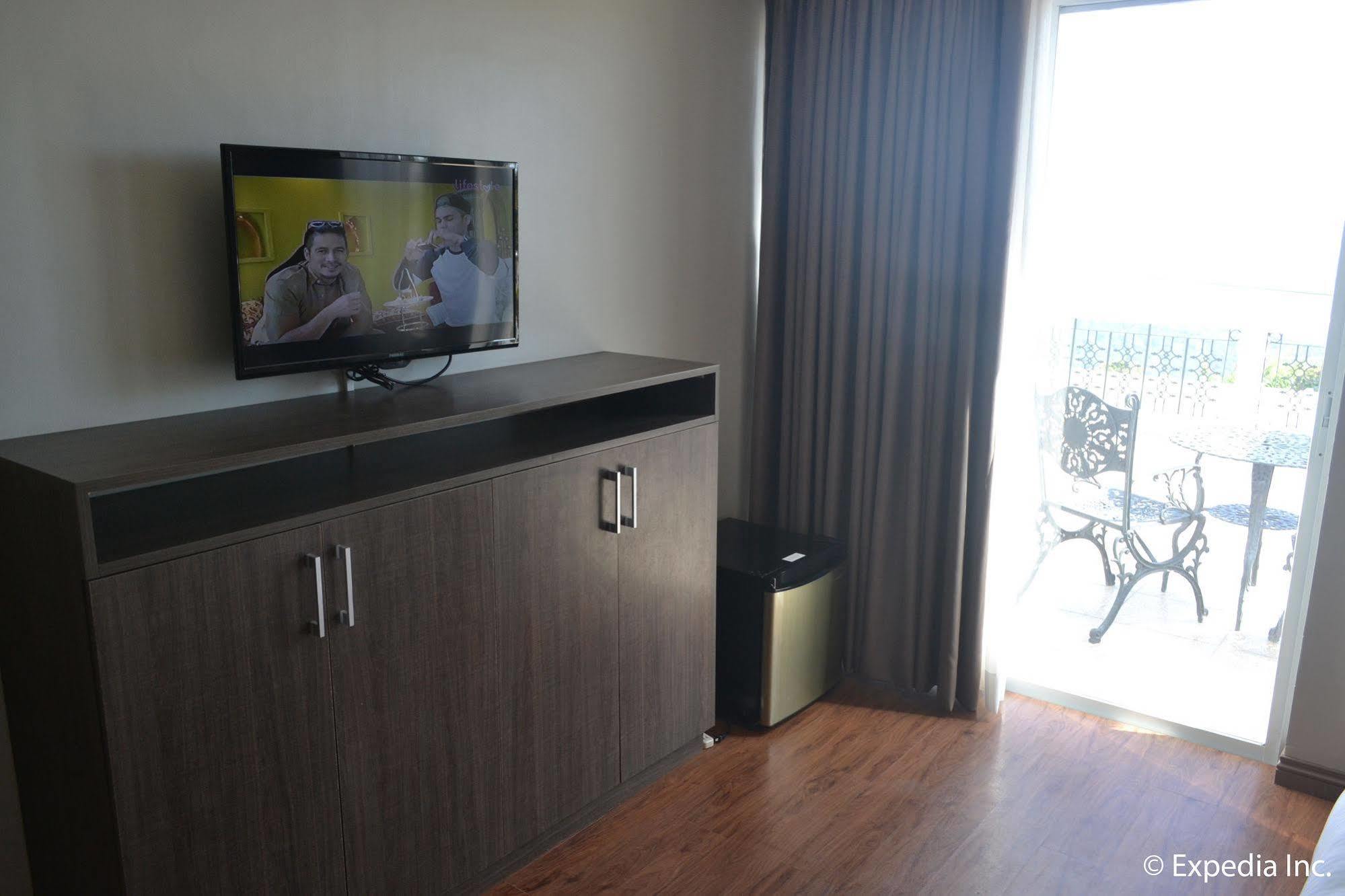 Vista Real Hotel Tagaytay City Екстер'єр фото