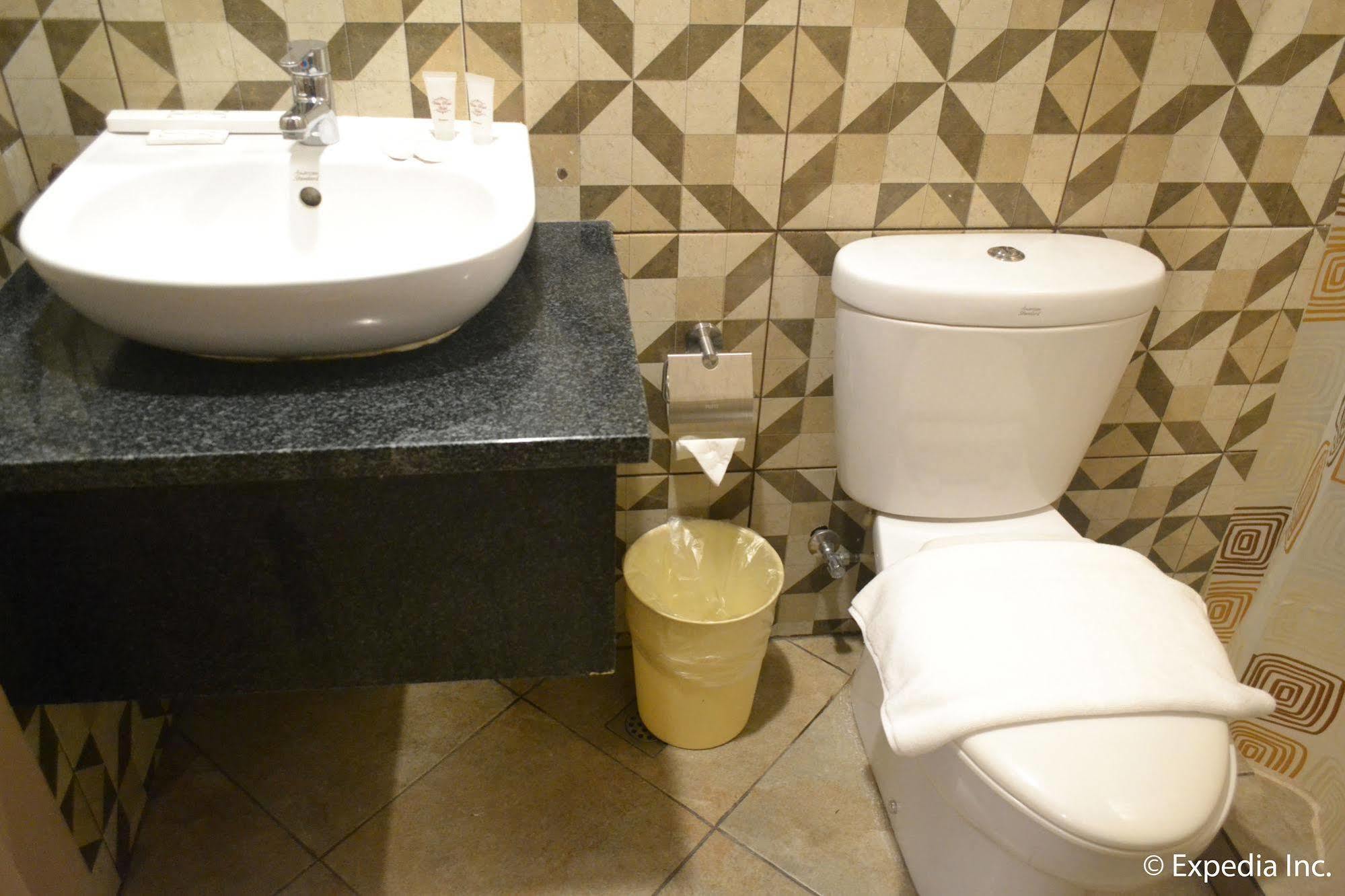 Vista Real Hotel Tagaytay City Екстер'єр фото