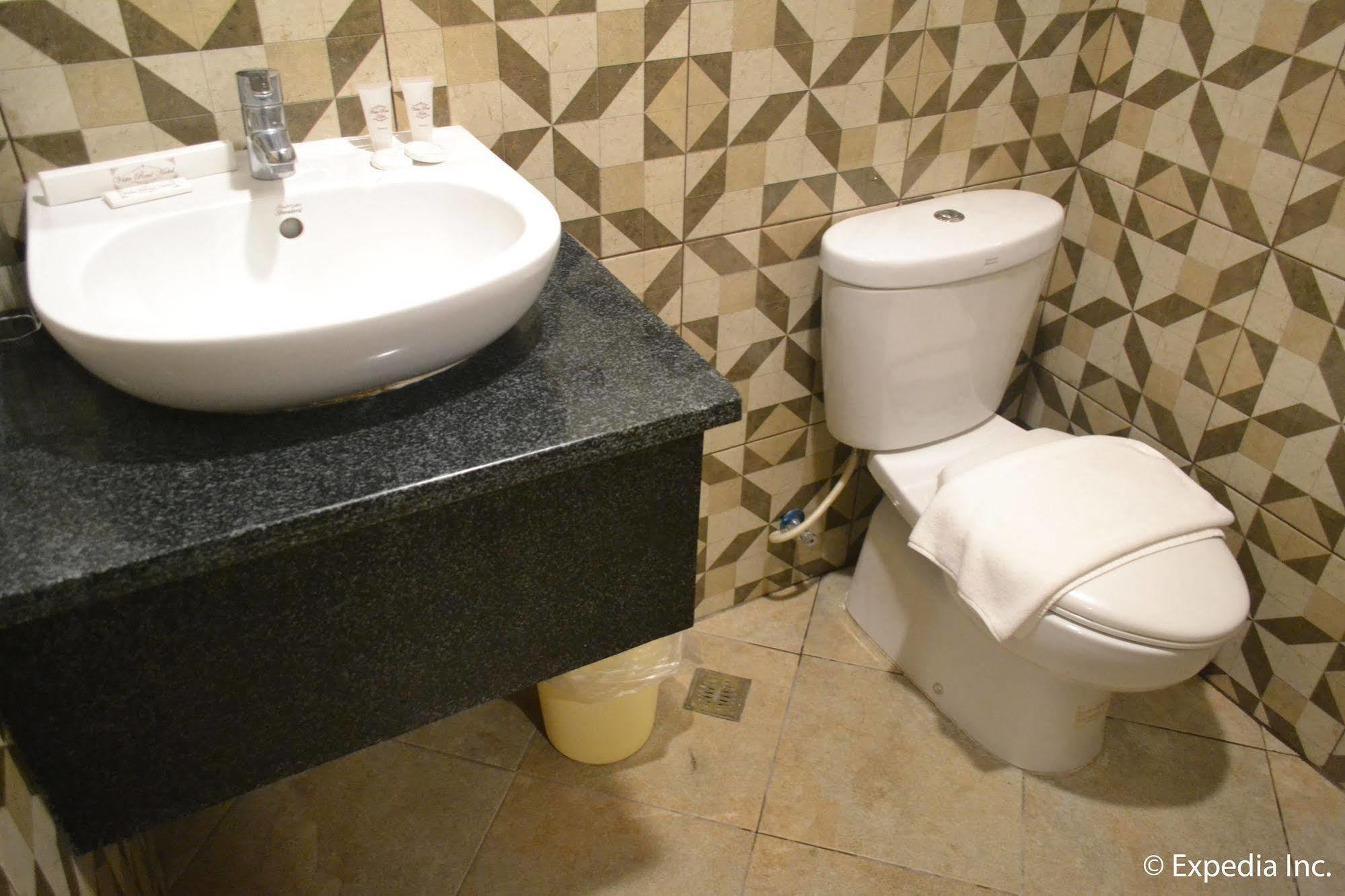 Vista Real Hotel Tagaytay City Екстер'єр фото