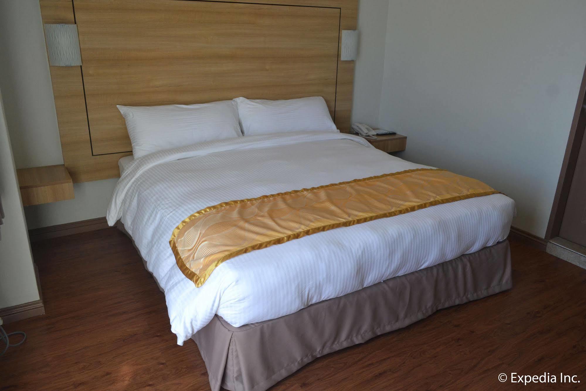 Vista Real Hotel Tagaytay City Екстер'єр фото